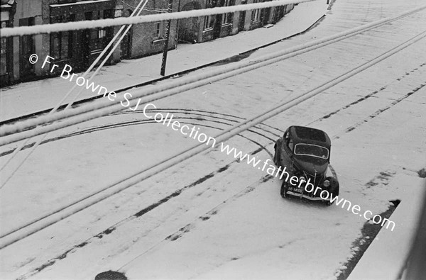 CAR TURNING IN SNOW